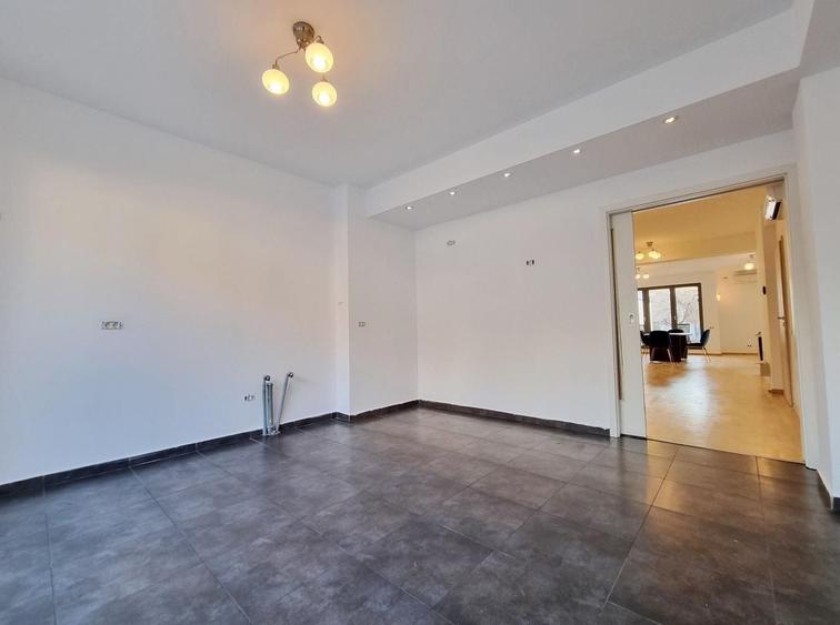 Apartament cu 4 camere semidecomandat în Capitale
