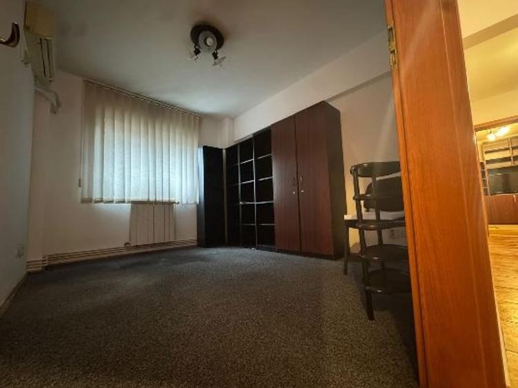 Apartament cu 4 camere semidecomandat, mobilat în Ștefan cel Mare