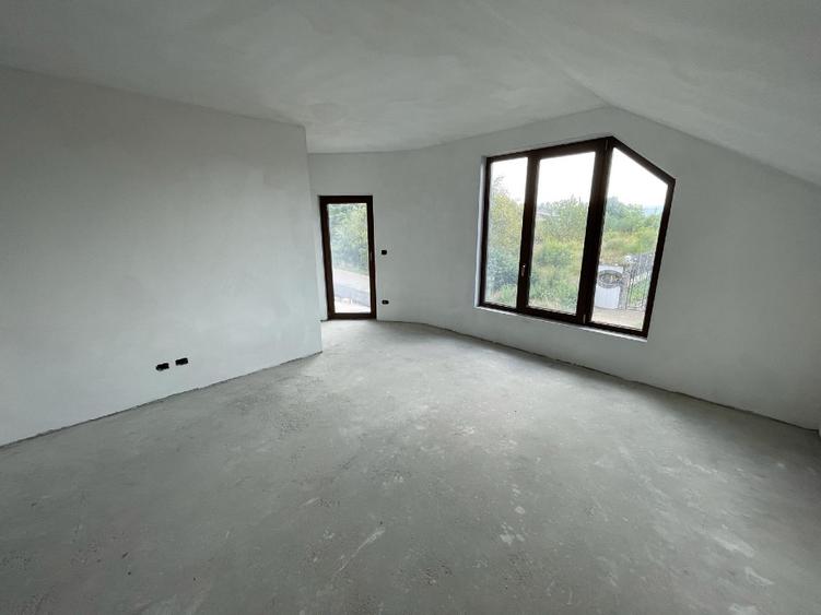 Casă individuală cu 5 camere cu Teren 975 Mp în Central