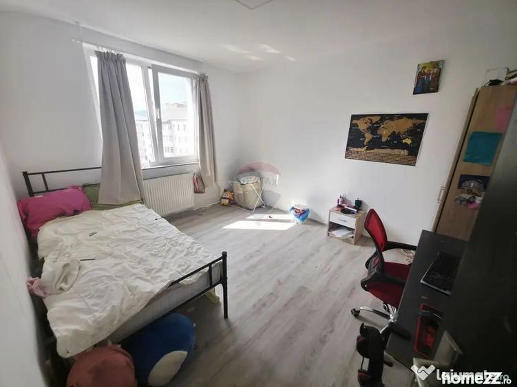 Apartament cu 4 camere decomandat în Mărăței