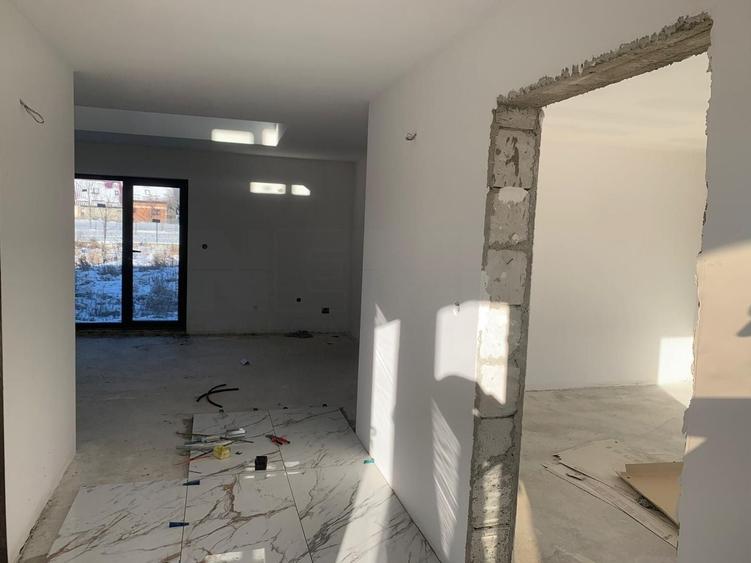Casă individuală cu 5 camere cu Canalizare în Vicovu de Sus