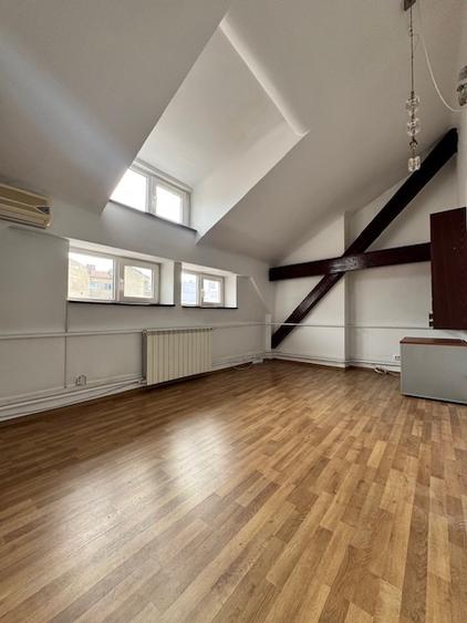 Apartament cu 5 camere decomandat în P-ța Victoriei