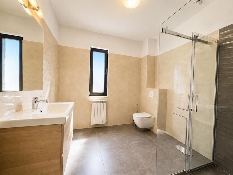 Casă individuală cu 7 camere cu Piscina în Iancu Nicolae