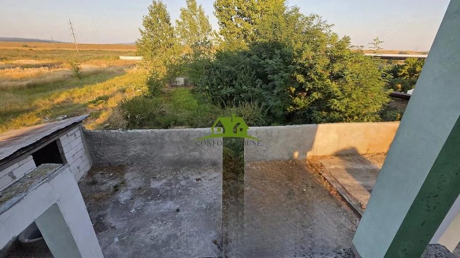 Casă cu Teren 3600 Mp în Slăvitești