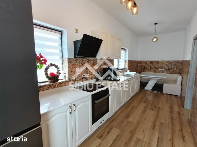 Casă cu 6 camere cu Teren 670 Mp în Roșia