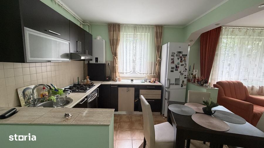 Apartament cu 3 camere semidecomandat în Central
