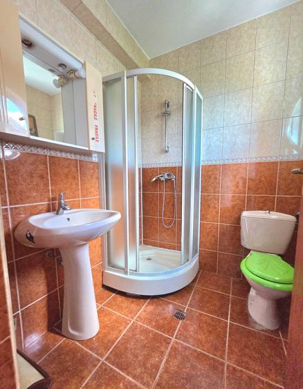 Casă cu 4 camere în Roșu