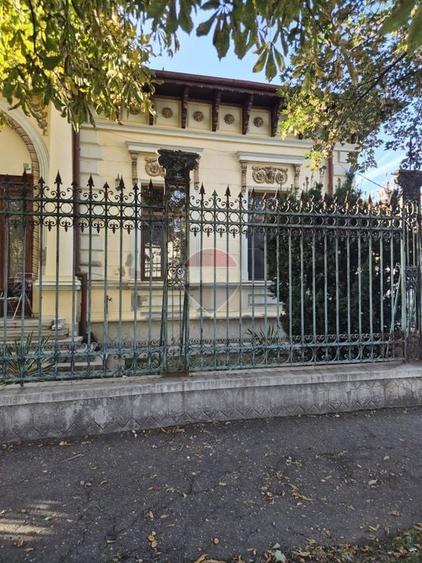 Casă individuală cu 21 camere cu Teren 966 Mp în Central