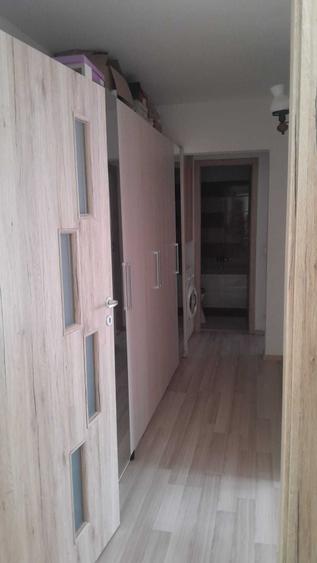 Apartament cu 3 camere semidecomandat în Astra