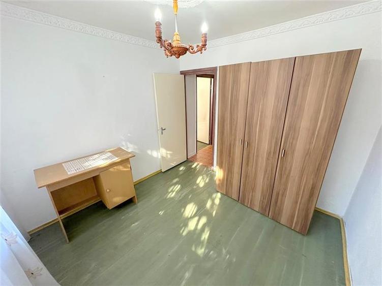Apartament cu 3 camere semidecomandat în Narcisa