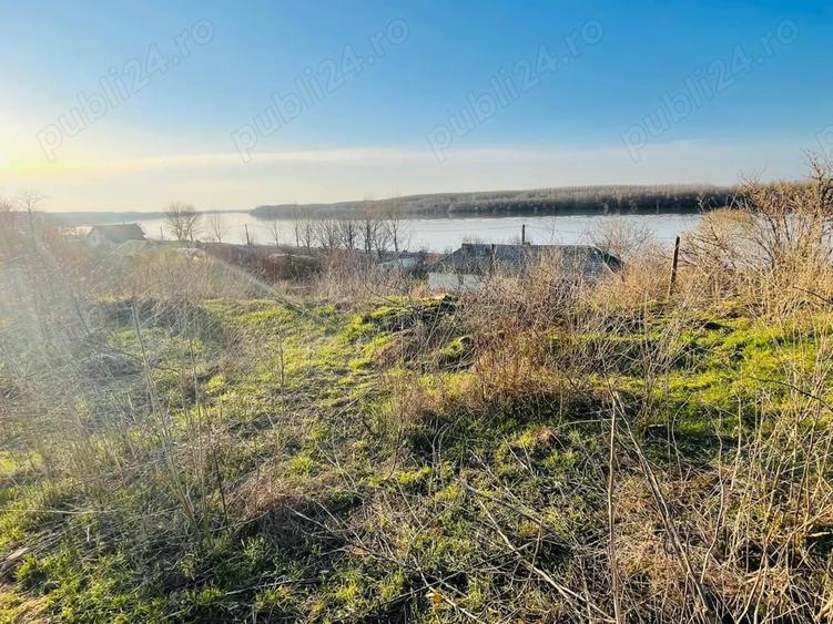 Teren de 3750 mp, în Rasova