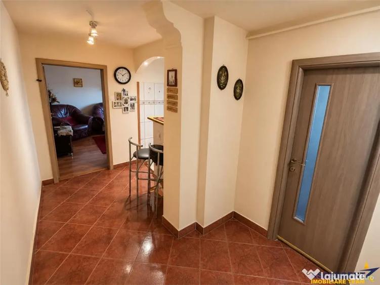 Apartament cu 3 camere decomandat în Calea București