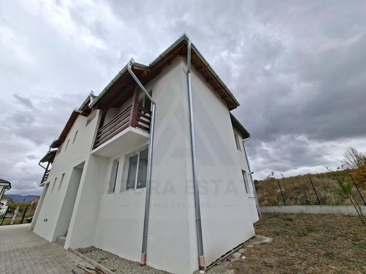 Duplex cu 5 camere cu Canalizare în Exterior Vest