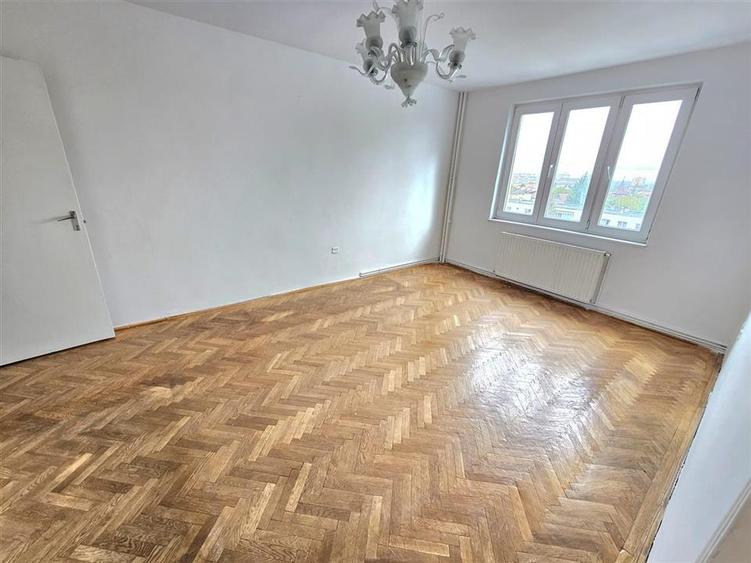 Apartament cu 3 camere decomandat în Astra