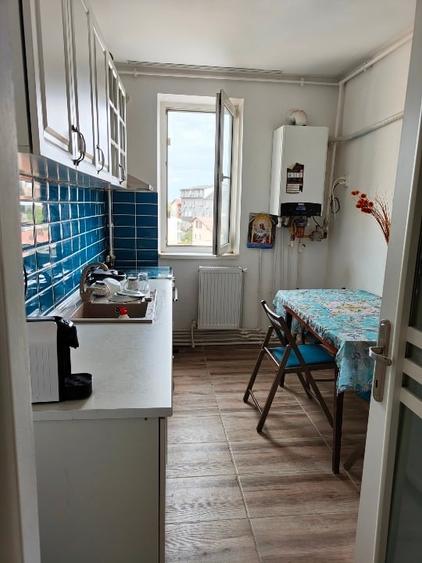 Apartament cu 3 camere semidecomandat, mobilat în Faleza Nord
