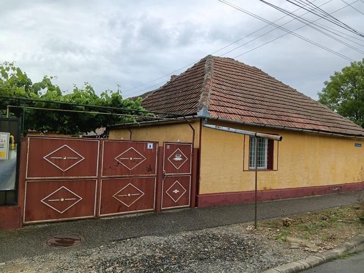 Casă cu 4 camere în Sânpaul