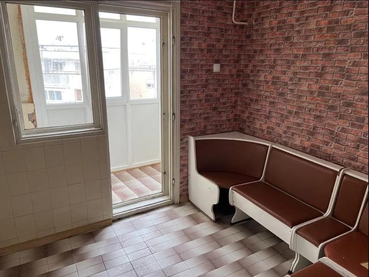 Apartament cu 4 camere decomandat în Berceni