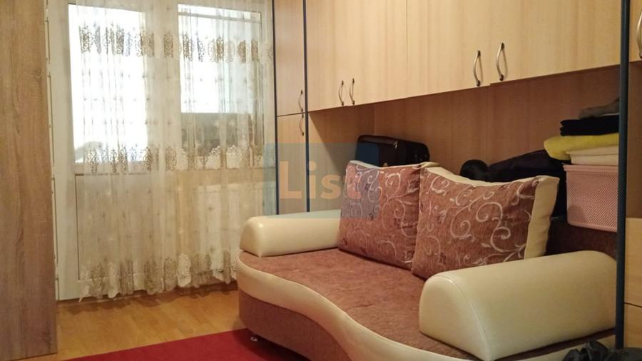 Apartament cu 3 camere semidecomandat, mobilat în Micro 40