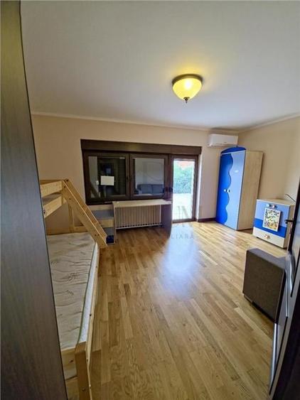 Duplex cu 11 camere cu Canalizare în Lunei