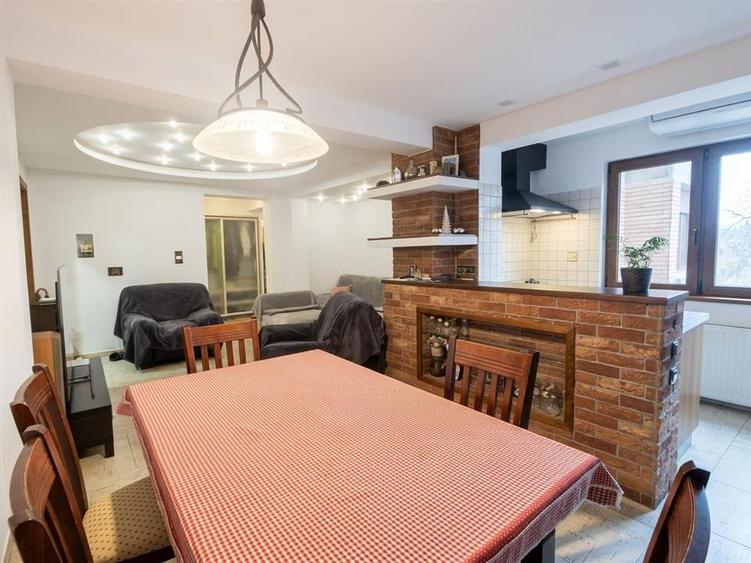Apartament cu 4 camere decomandat în Central