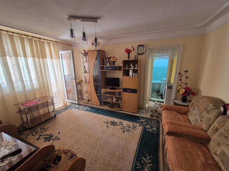 Apartament cu 3 camere semidecomandat în Viziru 1