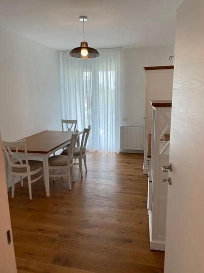 Apartament cu 4 camere decomandat, mobilat în Băneasa