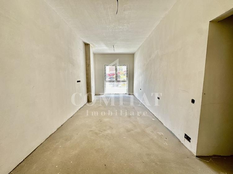 Apartament cu 3 camere semidecomandat în Florești