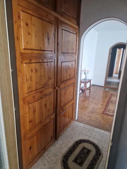 Apartament cu 3 camere semidecomandat în Dacia