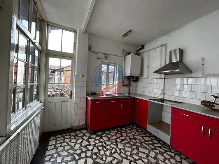Casă individuală cu 8 camere cu Canalizare în Ultracentral
