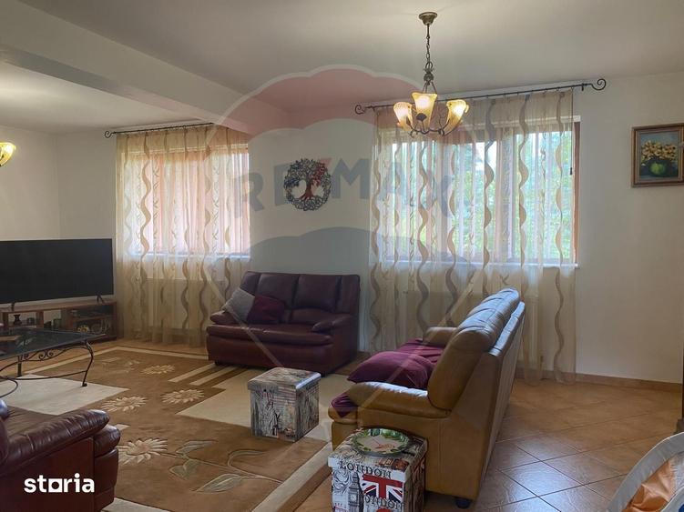 Casă cu 5 camere cu Teren 4600 Mp în Central