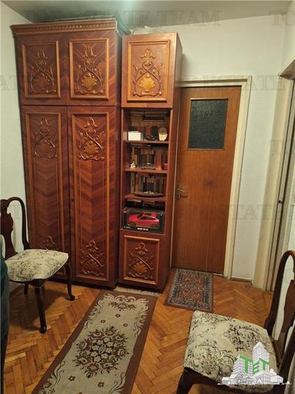 Apartament cu 3 camere semidecomandat în Tei