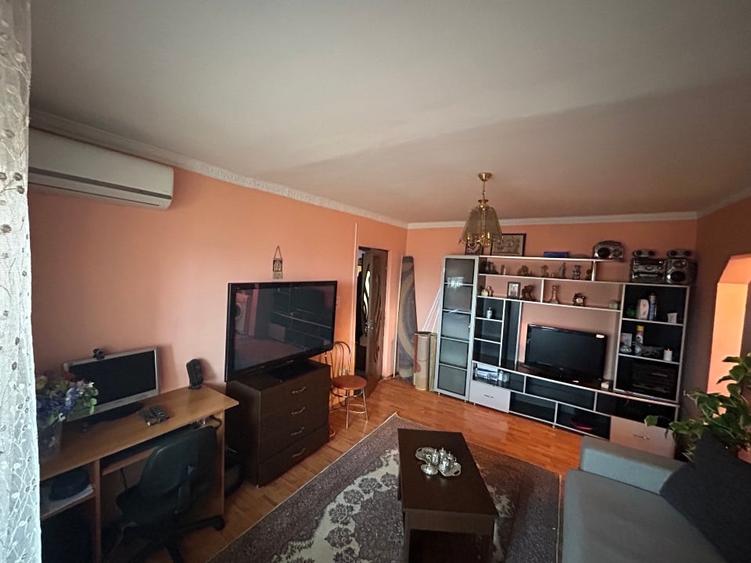 Apartament cu 2 camere semidecomandat, mobilat în Nord