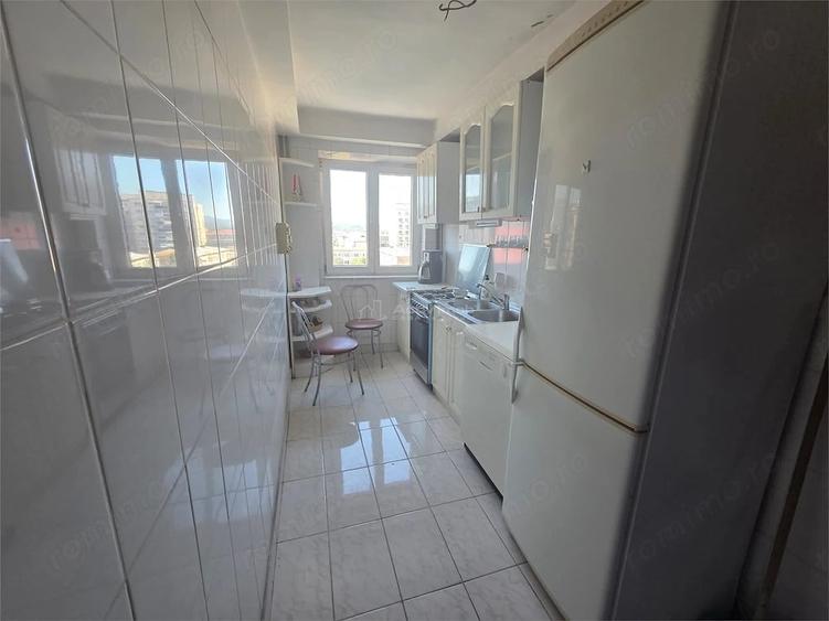 Apartament cu 4 camere decomandat în Căzănești (Râmnicu Vâlcea)