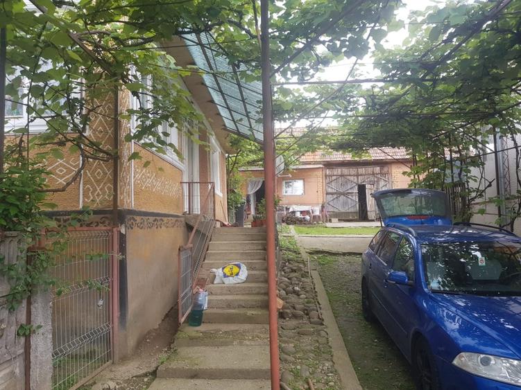 Casă individuală cu 5 camere cu Teren 2100 Mp în Șimișna