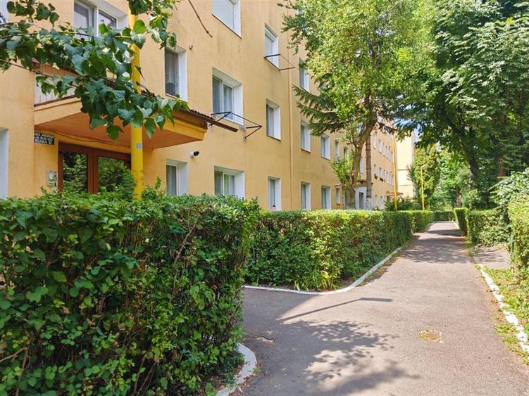 Apartament cu 3 camere semidecomandat în Florilor