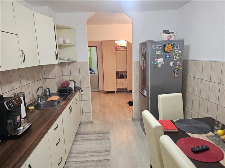 Apartament cu 3 camere decomandat, mobilat în Micro IV