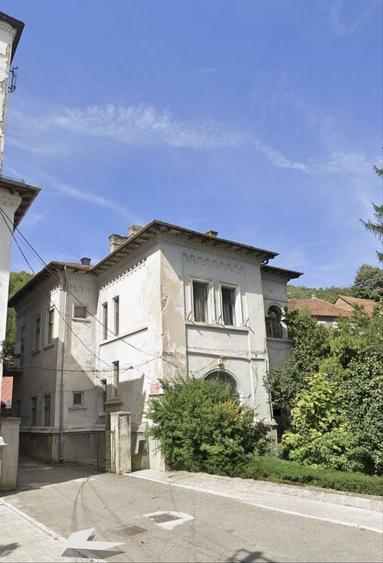 Casă cu 4 camere în Central