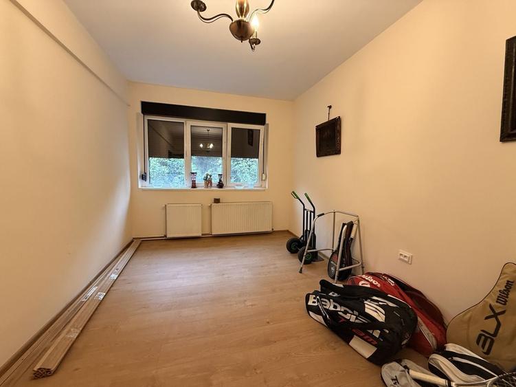 Apartament cu 4 camere semidecomandat în Primăverii