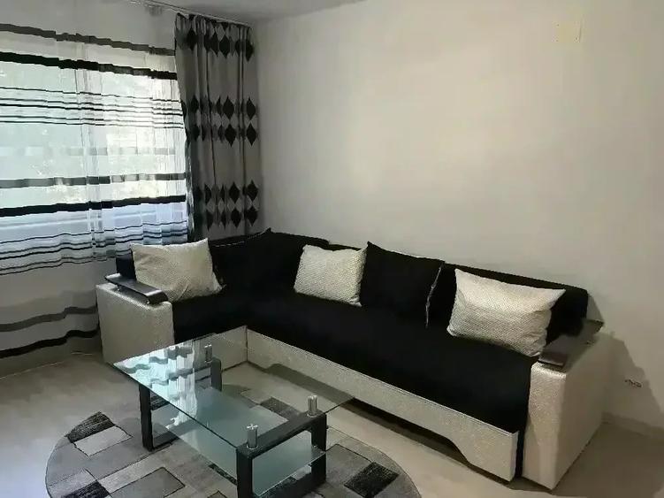 Apartament cu 3 camere semidecomandat în Banat