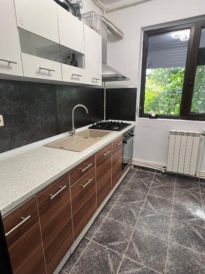 Apartament cu 3 camere semidecomandat, mobilat în Central