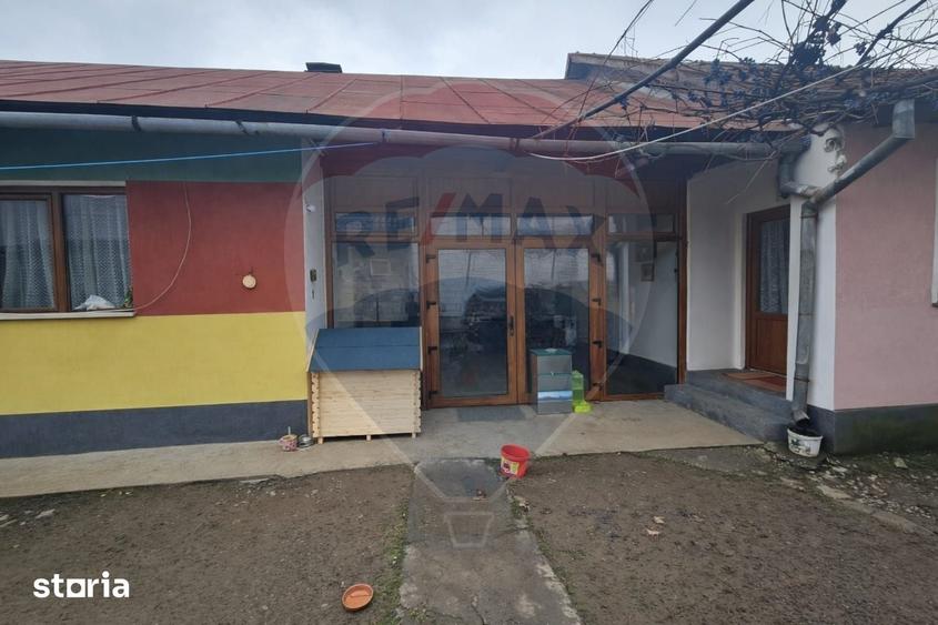 Casă cu 5 camere cu Teren 1497 Mp în Sarasău