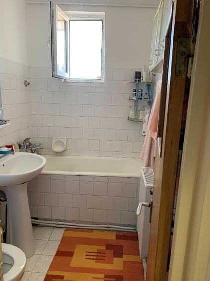 Apartament cu 3 camere semidecomandat în 1 Mai