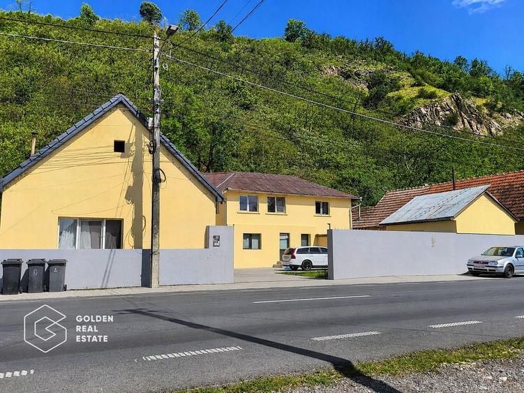 Casă individuală cu 8 camere cu Canalizare în Central
