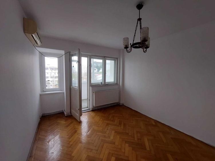 Apartament cu 3 camere semidecomandat în Gării