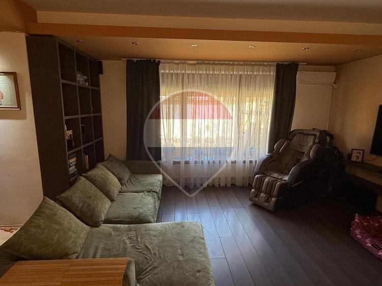 Duplex cu 7 camere cu Teren 235 Mp în Central