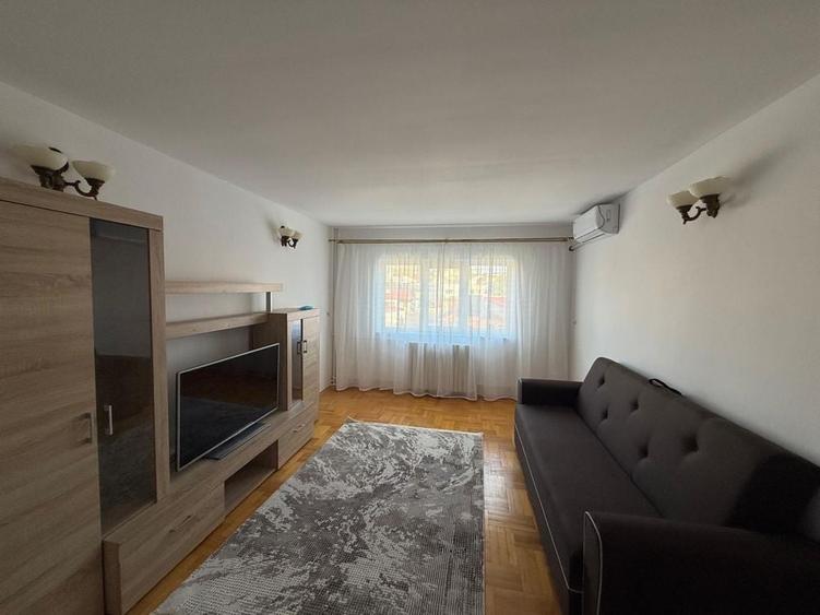 Apartament cu 2 camere decomandat în Trocadero
