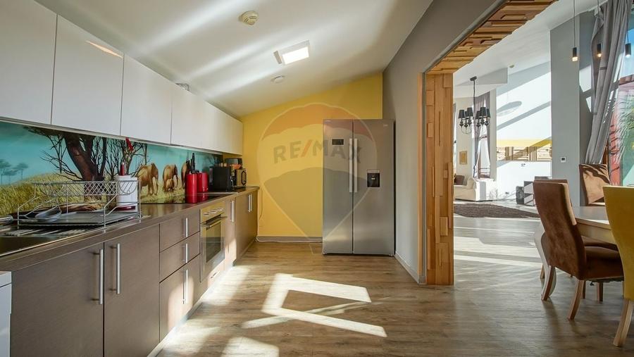 Apartament cu 4 camere semidecomandat, mobilat în Poiana Brașov