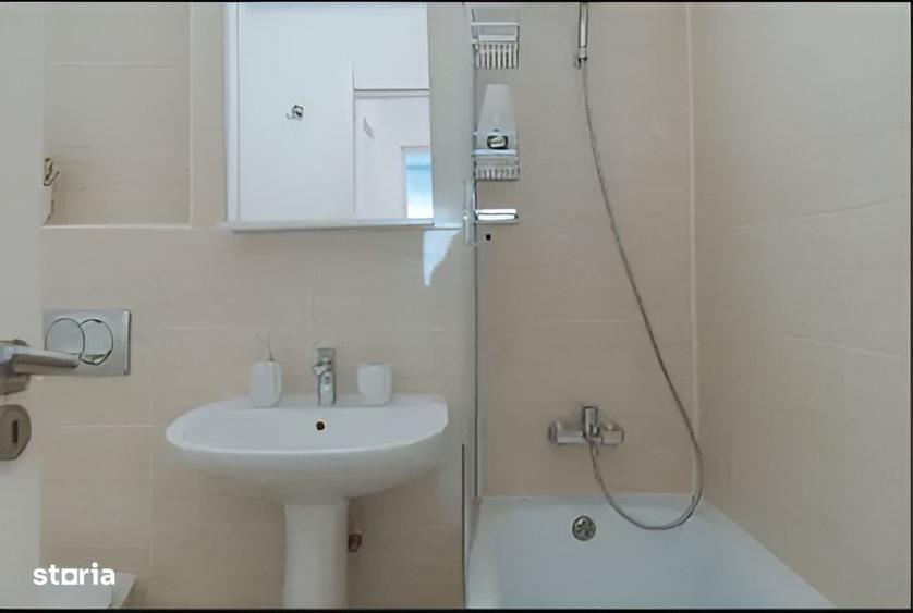 Apartament cu 3 camere decomandat în Romană