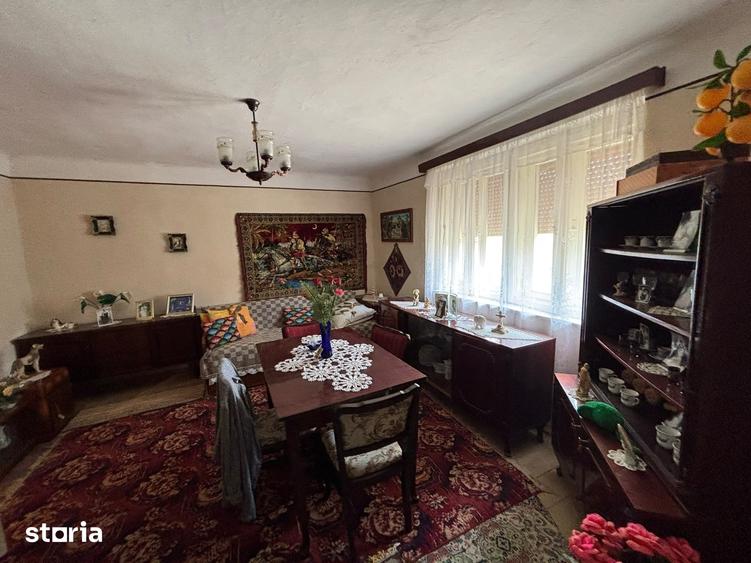 Casă cu 4 camere decomandat cu Teren 2747 Mp în Mândra