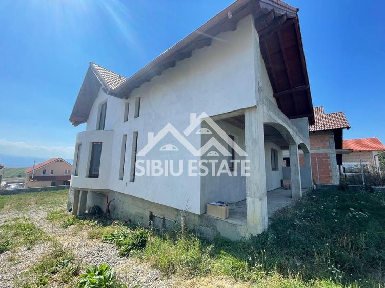 Casă individuală cu 5 camere cu Canalizare în Șura Mare